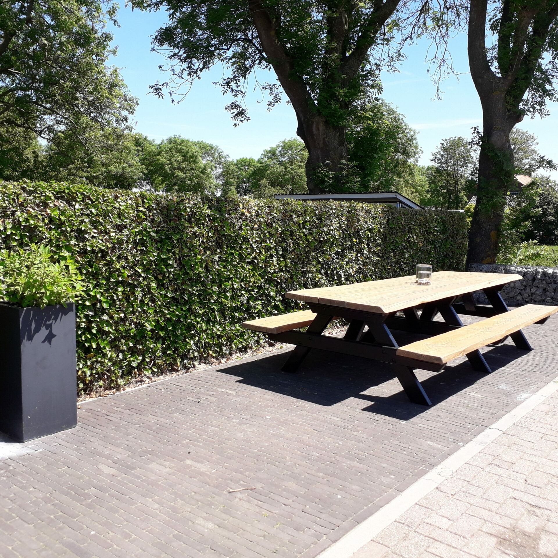 Hoeve Loevesteyn - vergaderruimte - tafel buiten